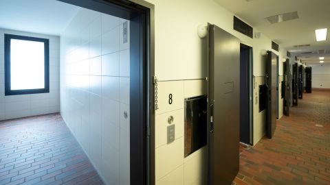 In der Polizeiwache Detmold stehen acht Zellen für festgenommene Personen zur Verfügung.