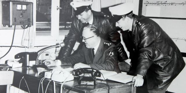 Historisch - Tisch mit Funk und Telefon bei der Polizei